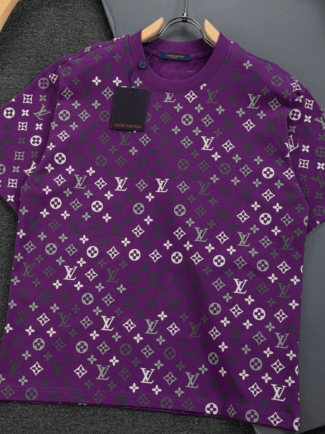 🅿️200 Louis Vuitton 1V LV lv slightly wide version S-XL LV 26ss new products are available at the counter simultaneously. Multiple craftsmanship. Chest patch letters 🪡 embroidery. Back patch letters four-leaf clover 🍀🪡 embroidery. Round neck short-sleeved T-shirt, same style for men and women! Consigned to one-to-one creation. Synchronized with the official website, pure cotton fabrics at the counter! It is close to the skin and comfortable, durable and easy to wear. It has a classic and simple logo design and meticulous original craftsmanship. Short-sleeves, a must-have item for men, do not appear to be the same for the general public, but must be unique and eye-catching. This LV short-sleeve is all about quality, comfort, the same shape and fashion as always, including fabrics and cutting techniques. All of them have been made with great effort! 320 grams of washed pure cotton fabric, pure cotton is breathable, very refreshing and comfortable for daily wear. The rib knitting on the neckline is smooth and tight, and the neckline will not be skewed if you toss it at will. The loose version, you will find that it looks really good on the upper body. The overall is minimalist and neat, super versatile for daily use! Pair it casually with a pair of pants for a youthful look. A T-shirt will make your outfit crazy. It is a fashionable item that can never go wrong! Color: Green Blue Purple Size: S-XL Size chart: S: Shoulder width 50-Bust 56-Length 70 M: Shoulder width 52-Bust 57-Length 72 L: Shoulder width 54-Bust 59-Length 74 XL: Shoulder width 56-Bust 62-Length 76
